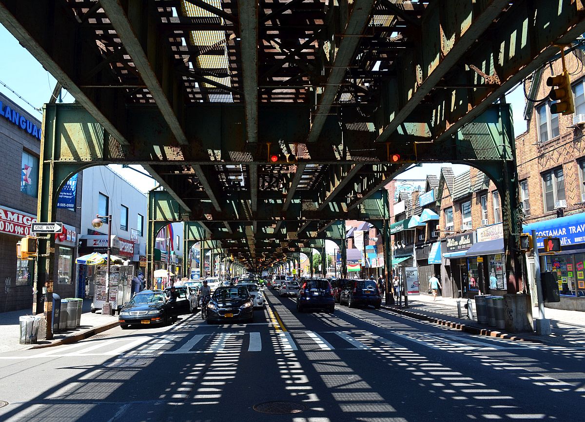 Dreigleisige Hochbahnstrecke der New Yorker Subway-Linie 7 über der kilometerlangen  Roosevelt Avenue  in Queens. 13.6.2015 