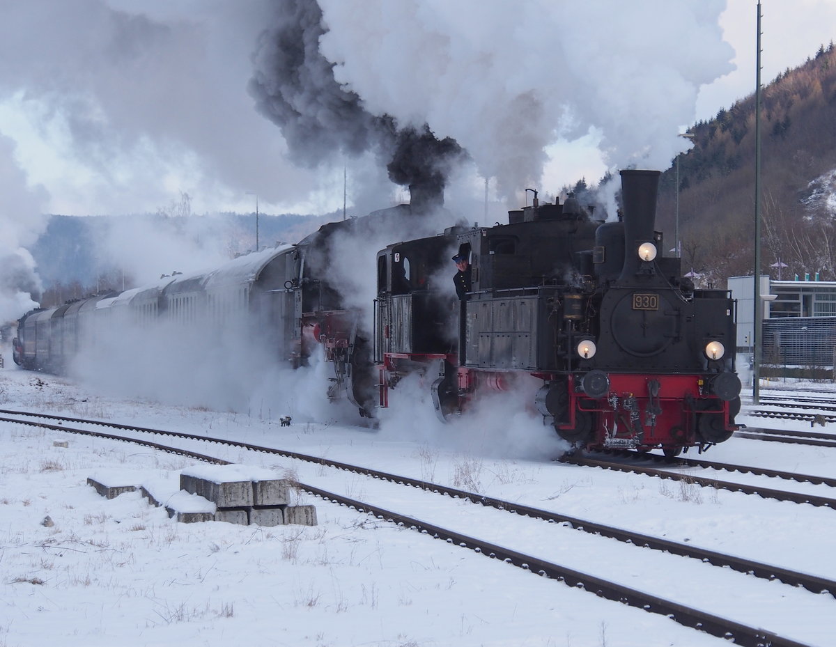 Dreikönigsdampf 2017 im Bahnhof Schelklingen: Mit fast einstündiger Verspätung verlassen die gekoppelten Sonderzüge von EFZ und SAB am frühen Nachmittag des Dreikönigstags den Bahnhof Schelklingen. Als Zugloks vorgespannt sind T3 930 (GES), Lok 20 (Achertäler Eisenbahnverein) und 58 311 (UEF). Die Dampfwolke am Schluss des Zuges gehört zu 52 7596 (EFZ).