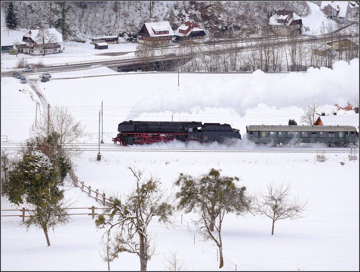 Dreikönigsfahrt auf der Schwarzwaldbahn. 01 519 oberhalb Gutach. Fast ein wenig riskant war der Standort auf der Offenburger Gleisseite, da der zweite Zug wegen Lokschaden nur als Dieselzug geführt wurde. Doch während der Zug am ehemaligen Gutacher Bahnhof noch verdeckt fuhr, hatte ich mich an diesem Standort doch nicht verzockt... Januar 2017.