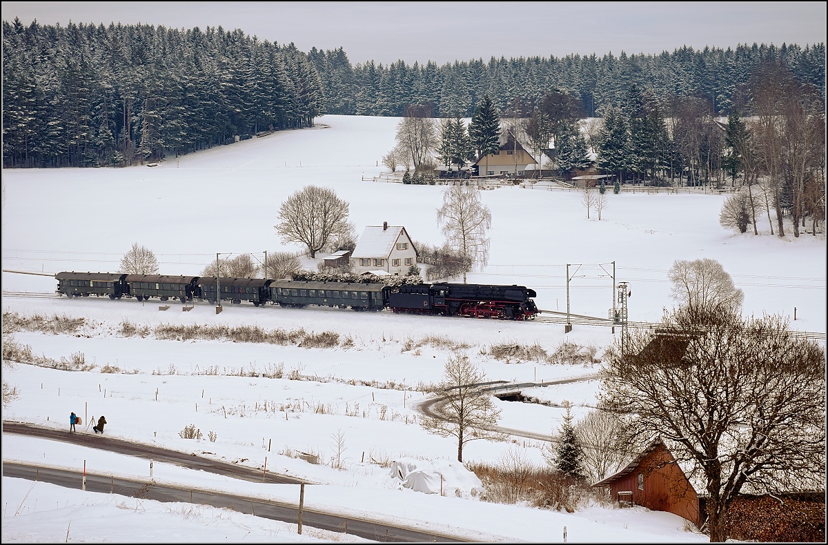 Dreikönigsfahrt auf der Schwarzwaldbahn. 01 519 rollt entlang des Bachs nach Villingen. Der Bach heißt Brigach und bringt in Donaueschingen die Donau zu Weg. Stockburg, Januar 2017.
