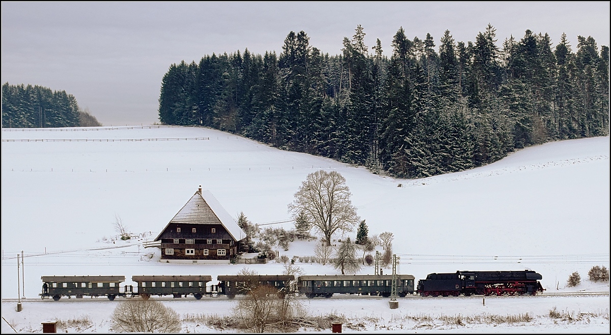 Dreikönigsfahrt auf der Schwarzwaldbahn. 01 519 rollt ein wenig pikiert ob des Nahverkehranhangs gen Villingen und passiert in Stockburg diesen schönen Schwarzwaldhof. Januar 2017.