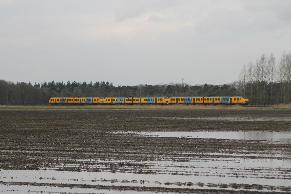 Dreimal Plan V mit Regionalzug 9653 Nijmegen-Deurne bei Vlierden am 23-2-2015.