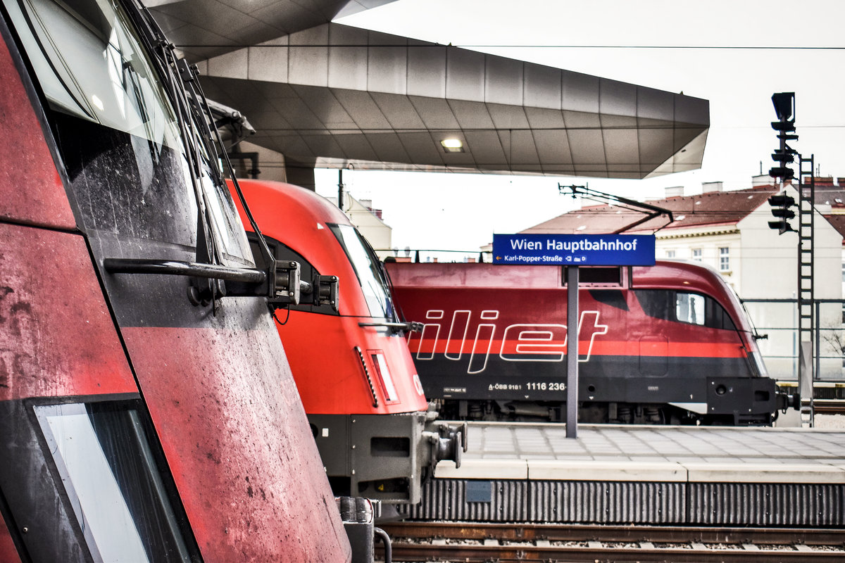 Dreimal railjet, davon einmal mit 1216, in Wien Hbf.

VORNE: 1116 220-5 mit railjet 166  OS 3513 VIE-ZSB  (Wien Hbf- Zürich HB)

IN DER MITTE: 1216 239-4 mit railjet 76 Antonin Dvorak (Graz Hbf - Praha hl.n.).
 
HINTEN: 1116 236-1 mit railjet 691 Gasteinertal (Klagenfurt Hbf - Salzburg Hbf - Flughafen Wien (VIE)).

Aufgenommen am 23.11.2018.