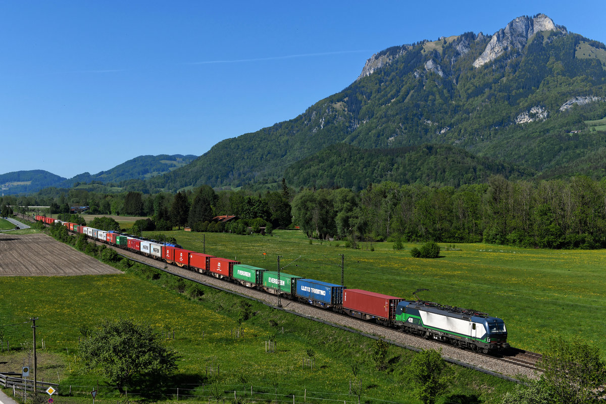 Dreimal in der Woche läßt sich ein LTE-Containerzug im Inntal beobachten. Am 07. Mai 2020 beförderte der ELL-Vectron 193 280 den DGS 41973 von Maasvlakte West nach Wolfurt. Allerdings nur bis Kufstein. Dort wird auf ein 1116er Tandem der ÖBB umgespannt, das den Zug dann über den Arlberg zu seinem Ziel bringt. 