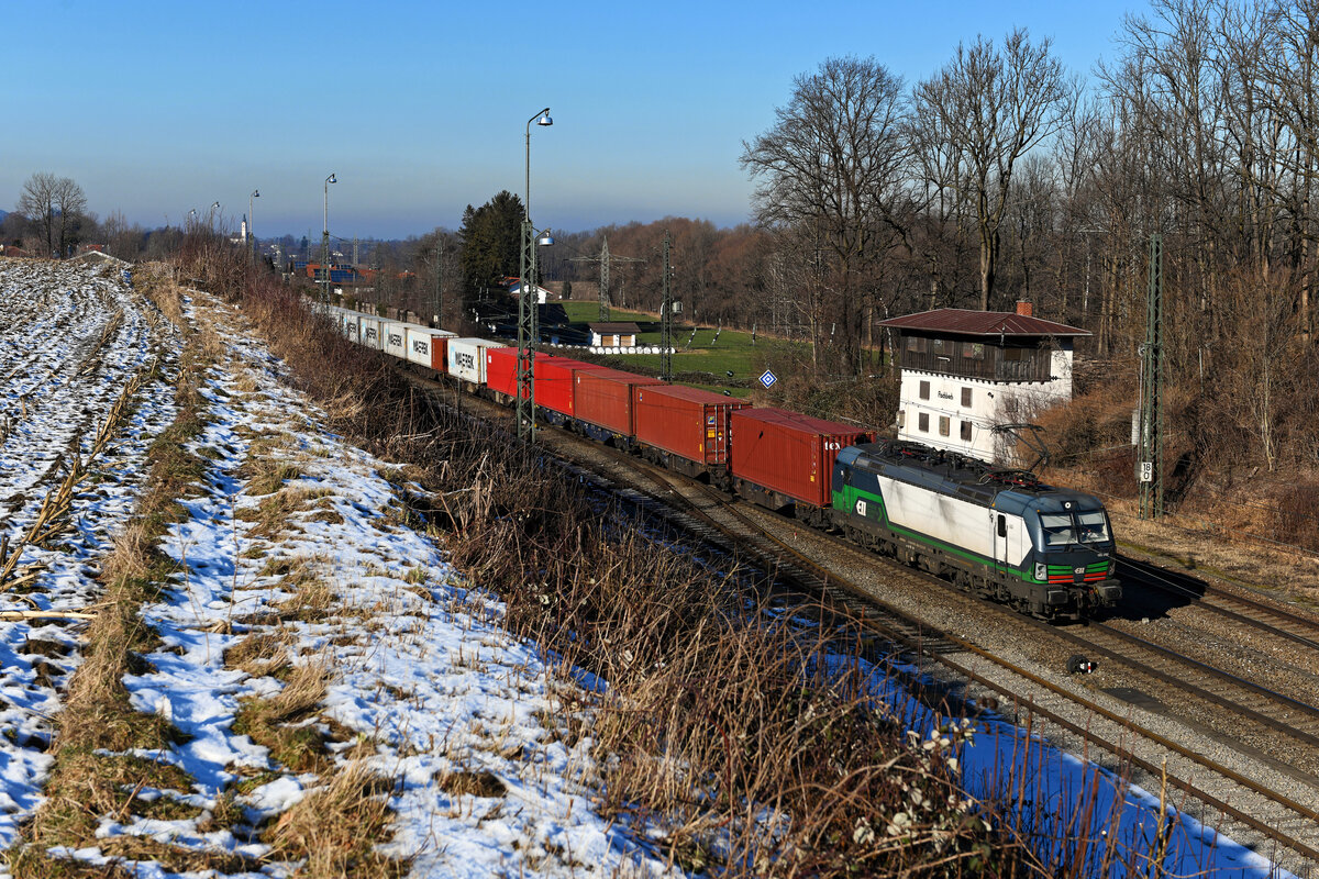 Dreimal in der Woche läßt sich ein LTE-Containerzug im Inntal beobachten. Am 16. Januar 2022 beförderte der ELL-Vectron 193 280 den DGS 41973 von Maasvlakte West nach Wolfurt. Allerdings nur bis Kufstein. Dort wird auf ein 1116er Tandem der ÖBB umgespannt, das den Zug dann über den Arlberg zu seinem Ziel bringt. Die Aufnahme entstand beim ehemaligen Stellwerk von Fischbach.