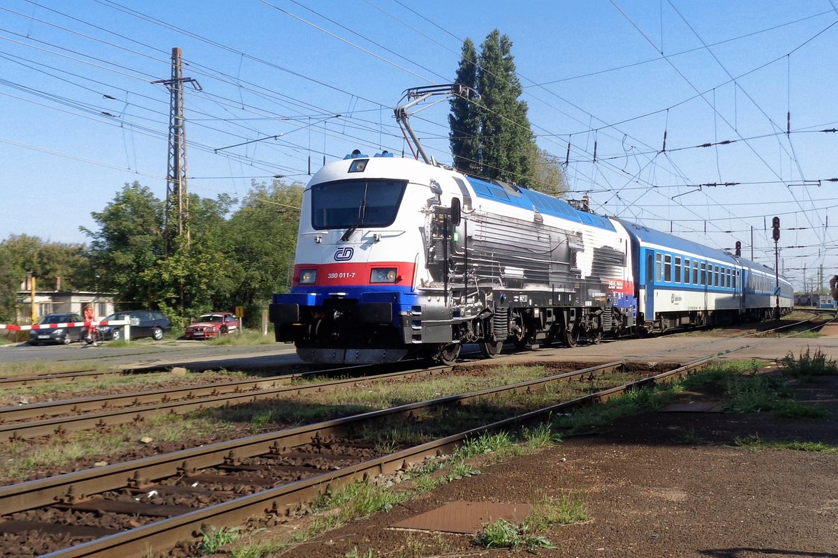 Dreiphasendampf? Am 8 September 2018 dönert CD 380 011 mit EuroCity METROPOLITAN aus Praha und Bratislava durch rakosrendeszö und ist nür wenige Kilometer entfernt von deren Zielbahnhof Budapest-Nyugati pu.