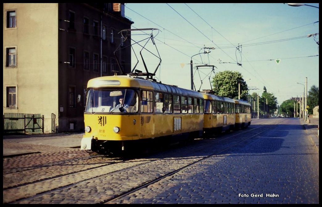 Dreiteilig war diese Tatra Tram mit Wagen 818 an der Spitze am 3.5.1990 auf der Linie 8 in Dresden Altstadt unterwegs.