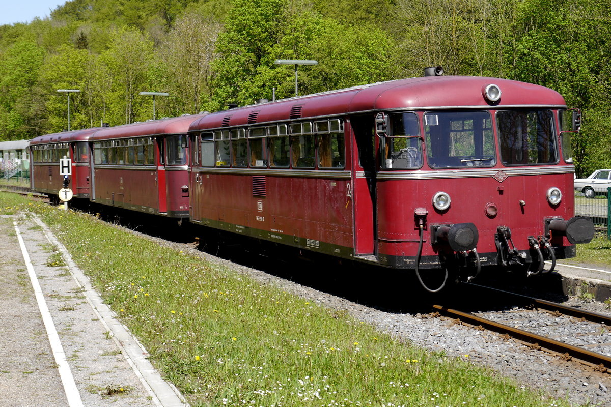 Dreiteilige Schienenbusgarnitur des Förderverein Menden (796 690 + 996 299 + 796 802) in Binolen (8.5.16(.