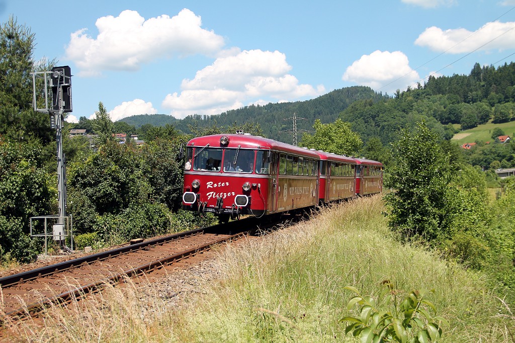 Dreiteilige Schienenbusgarnitur  Roter Flitzer  bei Kirnbach-Schmnittegrund (04.06.2015)