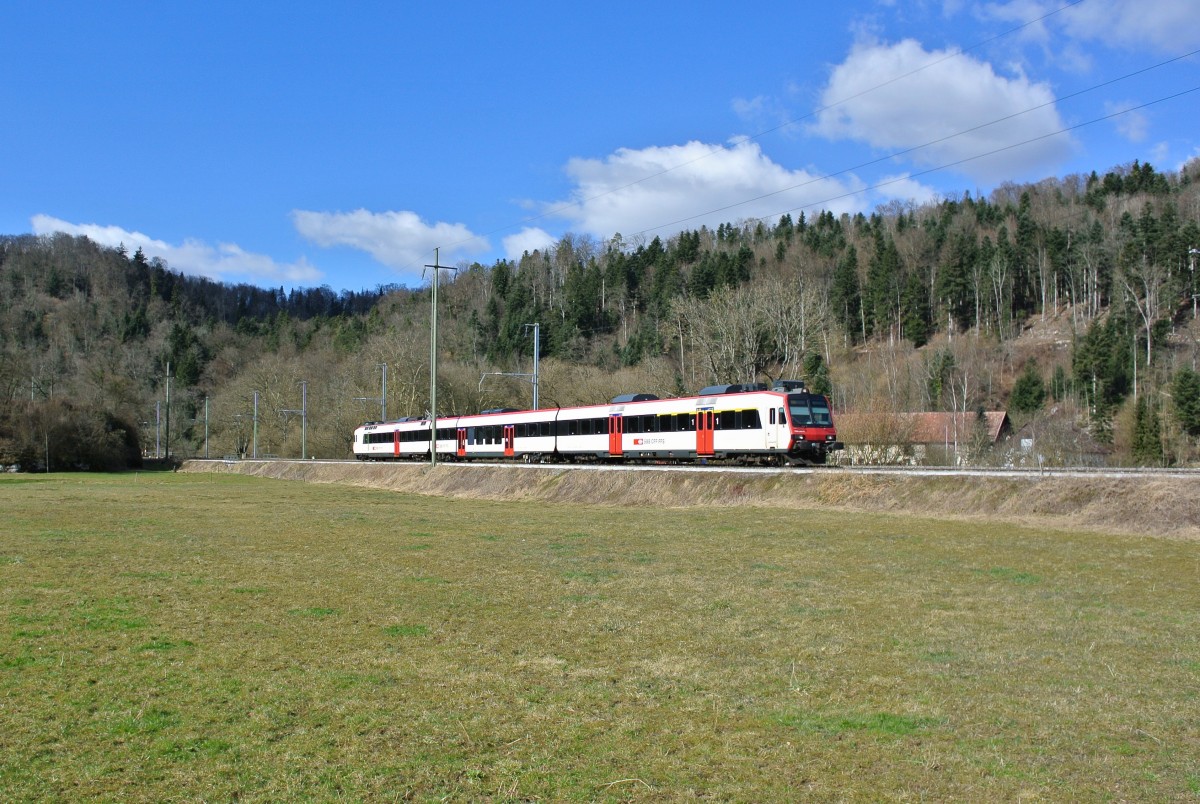 Dreiteiliger Domino mit automatischer Kupplung als RE 3174 kurz vor Porrentruy. Der Pendel besteht aus dem ABt 50 85 39-43 829-3, B INOVA 50 85 29-43 125-7 und RBDe 560 226-3, 05.03.2015.