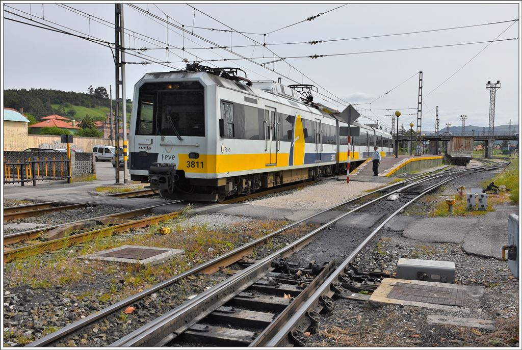 Dreiteiliger FEVE/RENFE Triebzug 3811/6811 bestreitet den S-BahnVerkehr auf der doppelspurigen Strecke rund um Santander, hier in der Station Barreda. (22.05.2016)