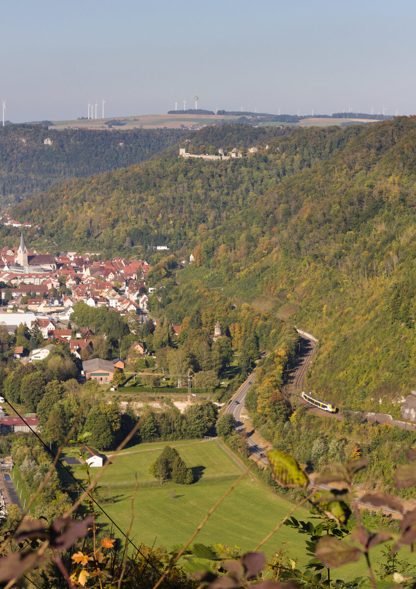 Dreiteiliger Flirt 3 als MEX16 Ulm-Stuttgart am 09.10.2021 die Geislinger Steige abwärts fahrend. 