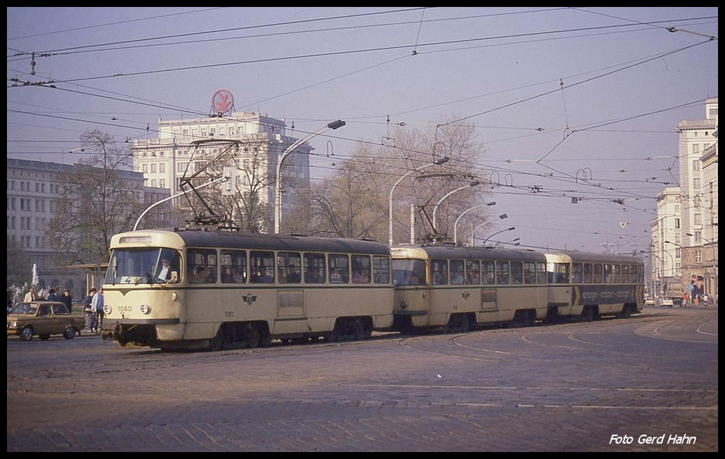 Dreiteiliger Tatra Zug am 2.4.1990 mit Motorwagen 1060 voraus auf der Linie 4 in Magdeburg unterwegs auf der Karl Marx Straße.