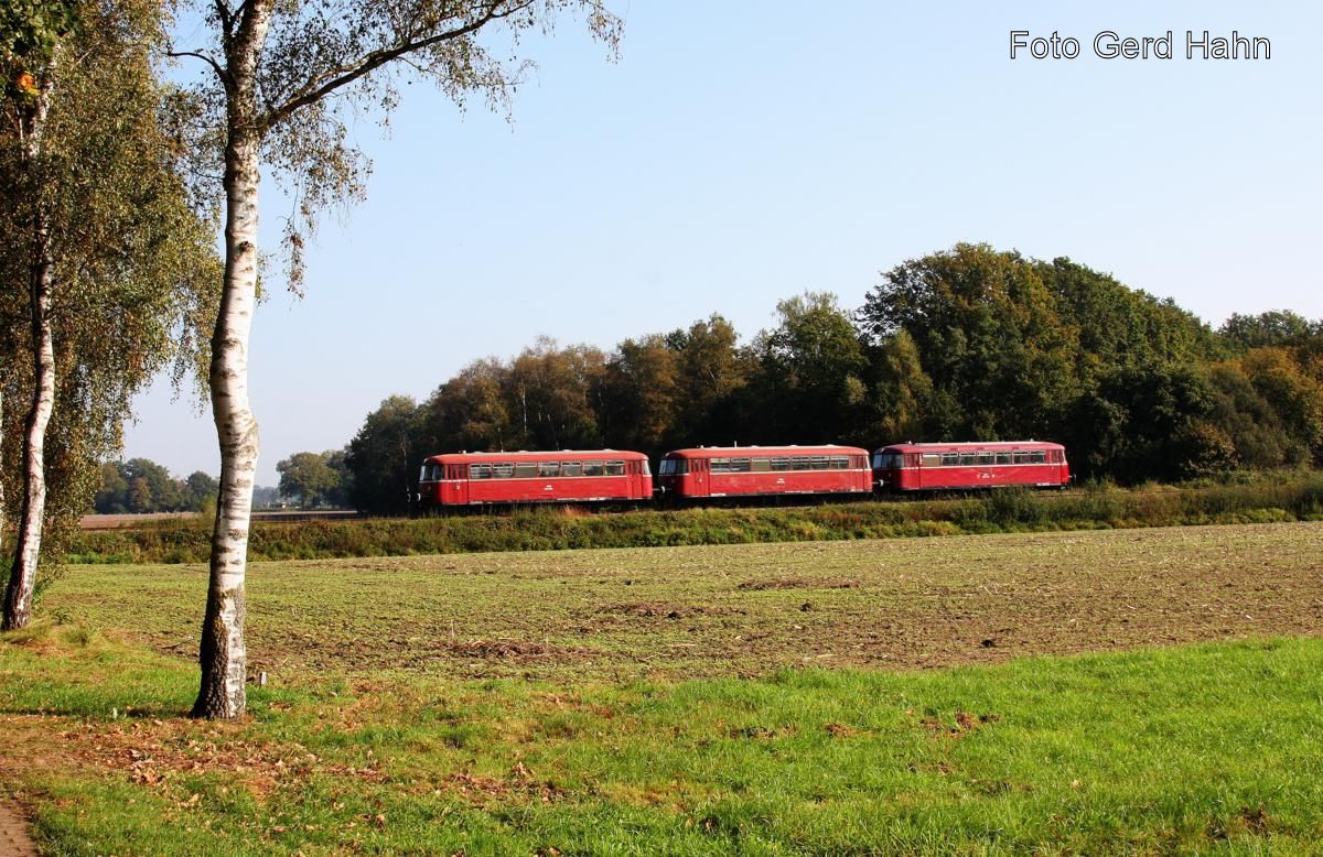 Dreiteiliger Uerdinger der MRU von Uchte nach Rahden kurz vor Erreichen des Endbahnhofs am 3.10.2014.