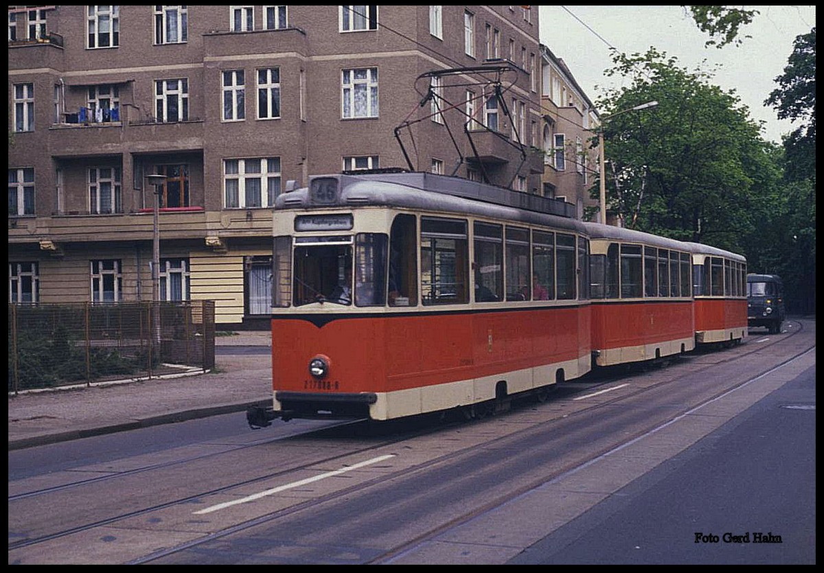 Dreitteilige Tram TE 59, vorne Wagen 217088, am 8.5.1989 auf der Linie 46 in Ostberlin in der Dietzgenstraße.