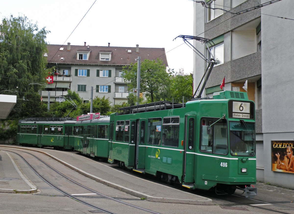 Dreiwagenzug auf der Linie 6. Der Be 4/4 496 zusammen mit dem B 1470S und dem Be 4/4 475 an der Endstation an der Riehen Grenze. Die Aufnahme stammt vom 31.07.2013.