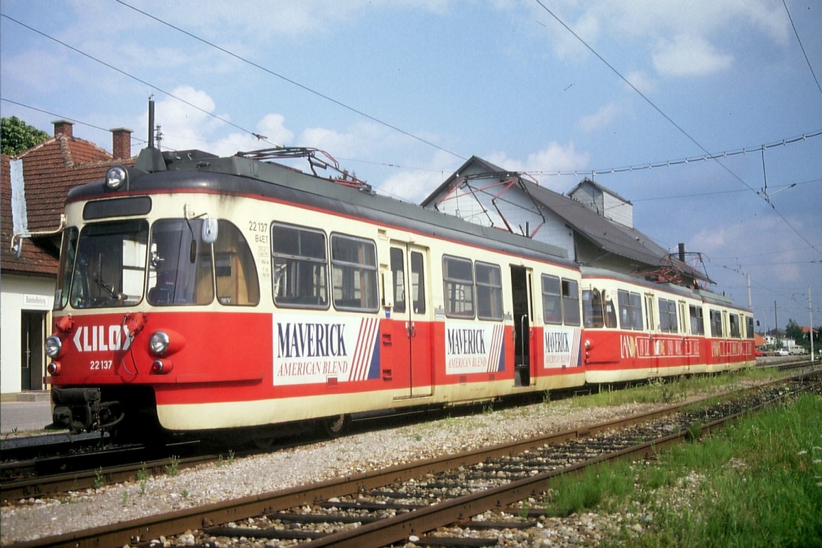 Dreiwagenzug der Linzer Lokalbahn, bestehend aus ehemaligen Kölner Wagen, an der Spitze ET 22137 (ex KFBE 1289), im Endbahnhof Peuerbach am 19. Juli 1995.