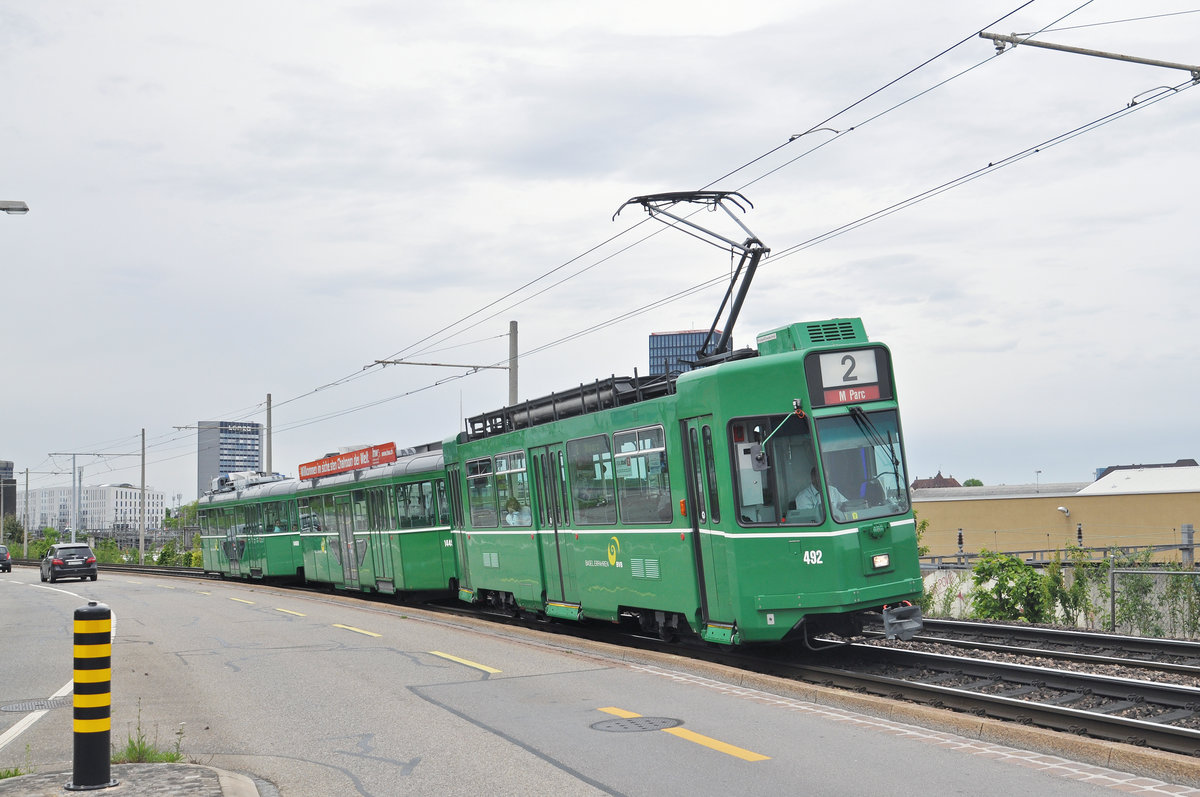 Dreiwagenzug, mit dem Be 4/4 492 und den beiden B4S 1449 und 1469, auf der Linie 2, fahren zu Endstation beim M-Parc. Die Aufnahme stammt vom 11.05.2017.