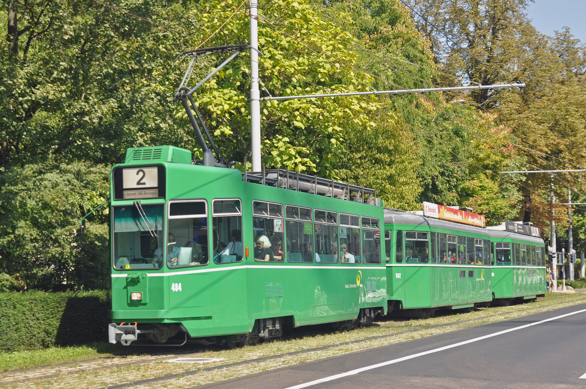 Dreiwagenzug, mit dem Be 4/4 484 und den beiden B4S 1502 und 1503, auf der Linie 2, fahren zur Haltestelle am Bahnhof SBB. Die Aufnahme stammt vom 29.08.2017.