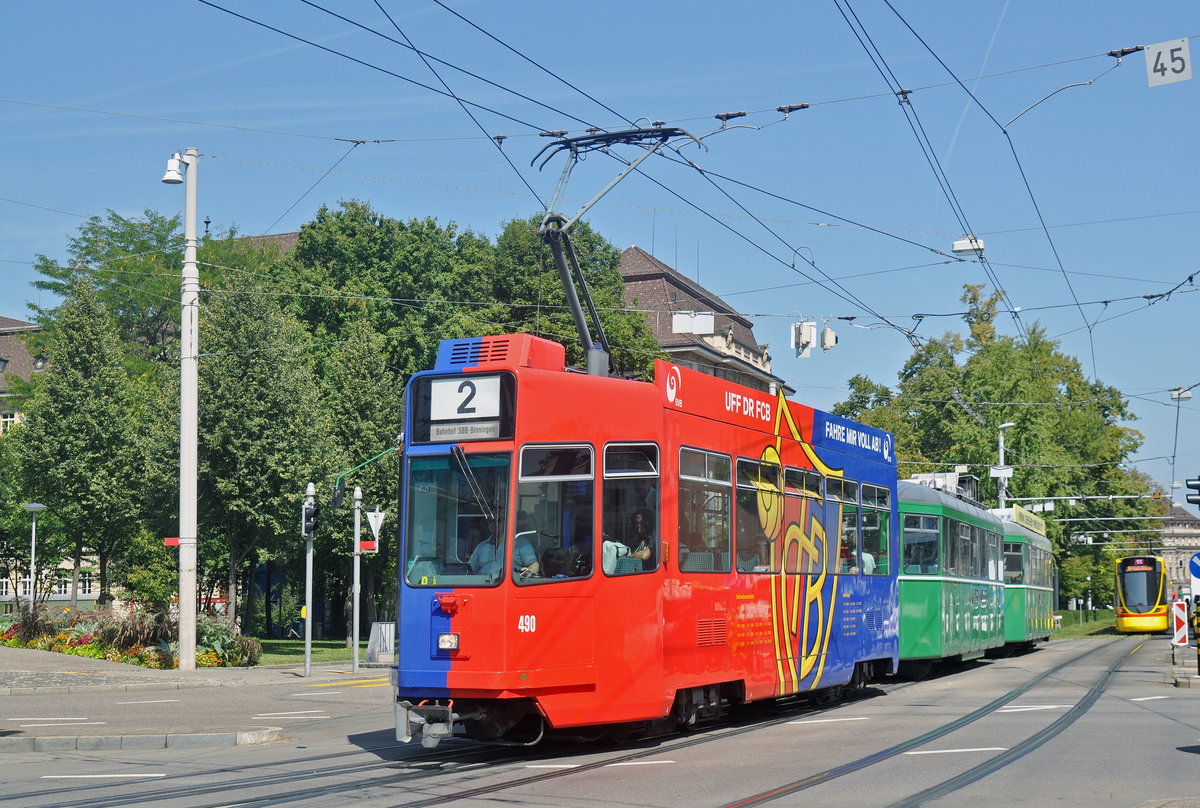 Dreiwagenzug, mit dem Be 4/4 490 FC Basel, zusammen mit den beiden B4S 1487 und 1497, fahren zur Haltestelle der Linie 2 am Bahnhof SBB. Die Aufnahme stammt vom 29.08.2017.