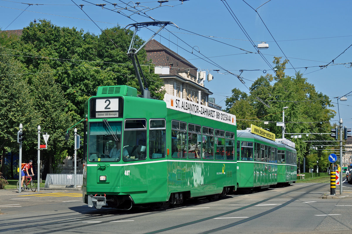 Dreiwagenzug, mit dem Be 4/4 487 und den beiden B4S 1470 und 1463, auf der Linie 2, fahren zur Haltestelle am Bahnhof SBB. Die Aufnahme stammt vom 29.08.2017. 