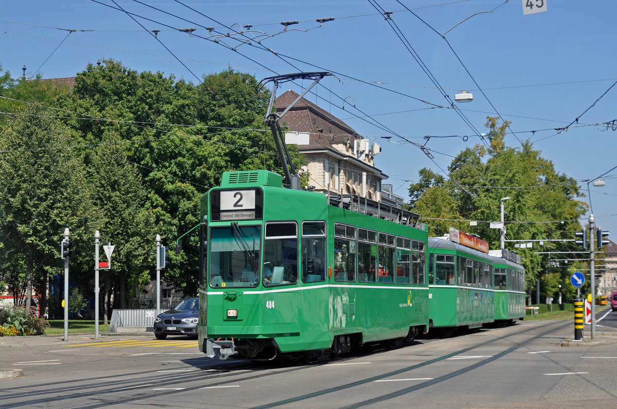 Dreiwagenzug, mit dem Be 4/4 484 und den beiden B4S 1502 und 1503, auf der Linie 2, fahren zur Haltestelle beim Bahnhof SBB. Die Aufnahme stammt vom 29.08.2017.