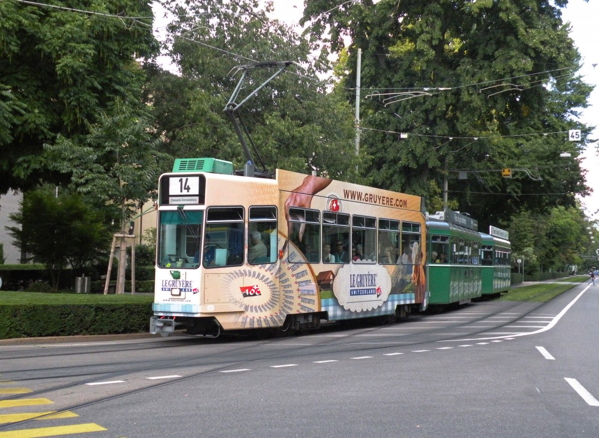 Dreiwagenzug mit dem Be 4/4 502 und der Vollwerbung fr den Kse Le Gruyre an der Spitze fhrt zur Haltestelle am Aeschenplatz. Die Aufnahme stammt vom 13.09.2013.
