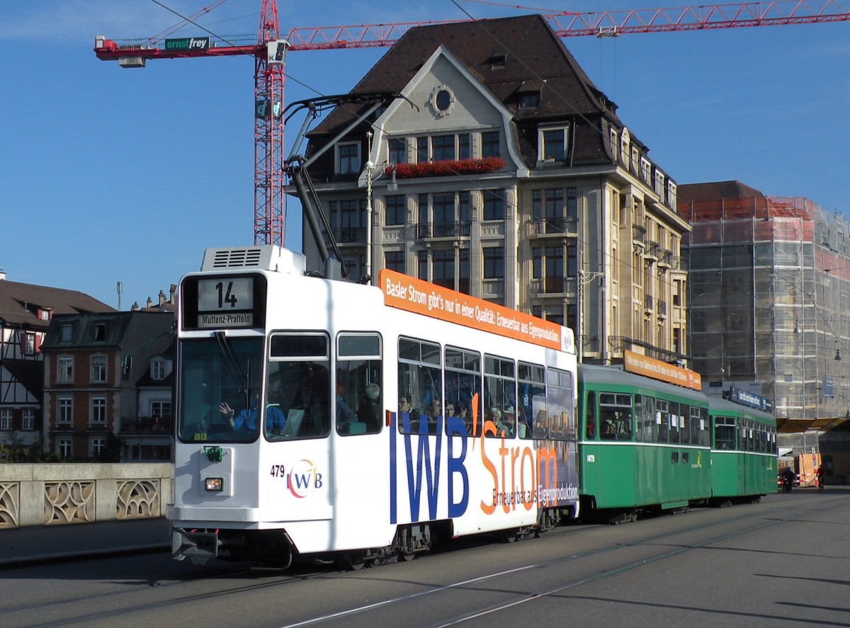 Dreiwagenzug mit dem Be 4/4 479 mit der IWB Vollwerbung an der Spitze auf der Linie 14 auf der Mittleren Rheinbrcke.  Die Aufnahme stammt vom 24.10.2013.