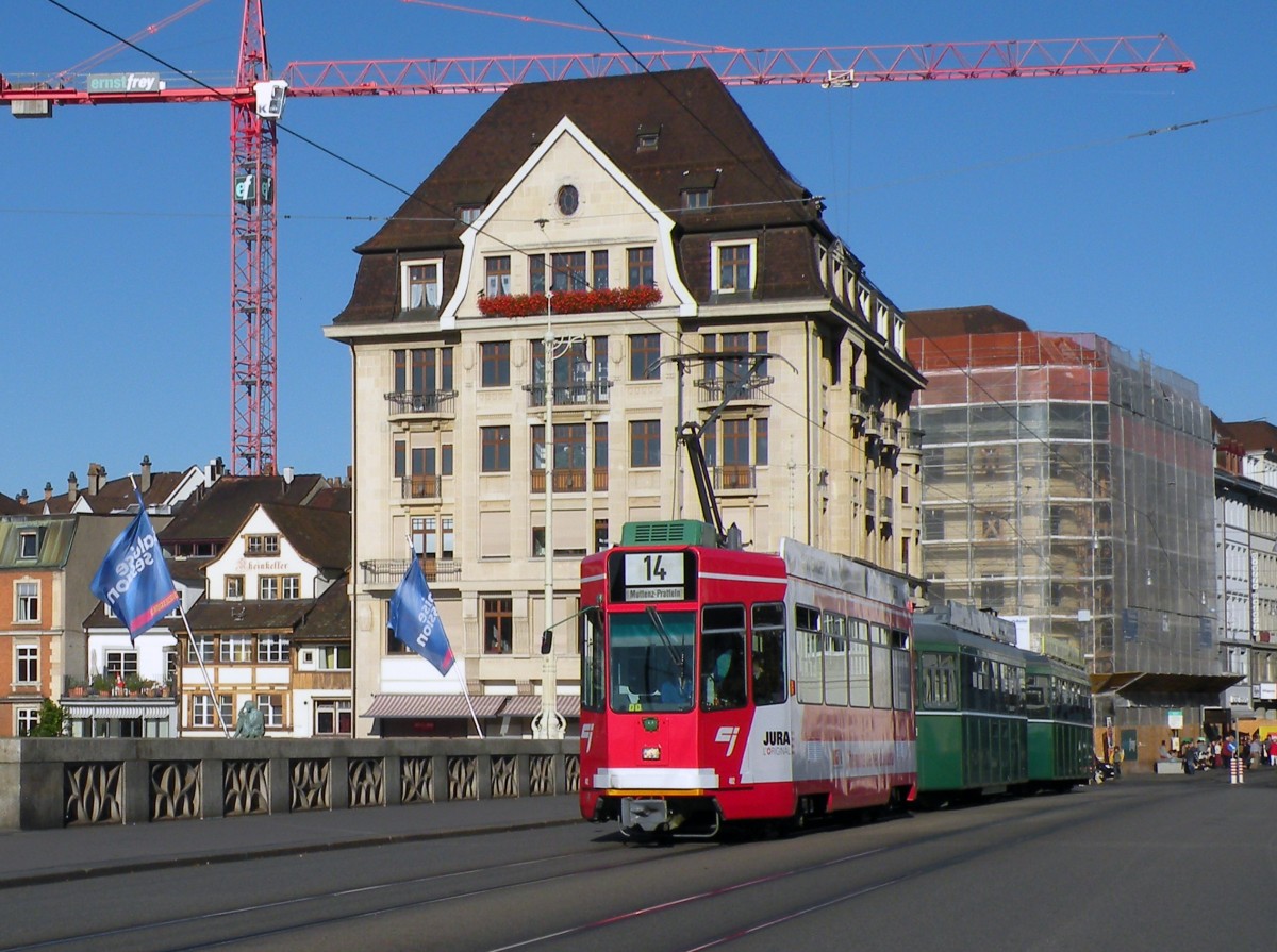 Dreiwagenzug mit dem Be 4/4 482 an der Spitze auf der Linie 14 berquert die Mittlere Rheinbrcke.  Die Aufnahme stammt vom 24.10.2013.