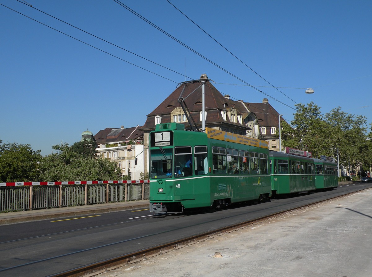 Dreiwagenzug mit dem Be 4/4 478 an der Spitze auf der Linie 1 kurz vor der Haltestelle Markthalle. Die Aufnahme stammt vom 16.08.2013.