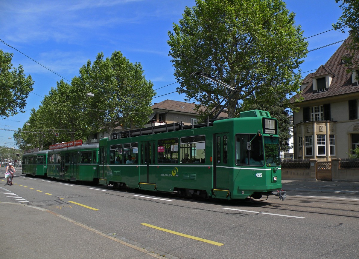Dreiwagenzug mit dem Be 4/4 495 an der Spitze auf der Linie 1 kurz vor der Haltestelle Zoo Bachletten. Die Aufnahme stammt vom 08.06.2013.