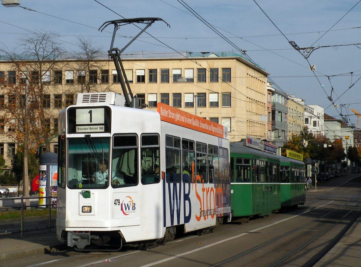 Dreiwagenzug mit dem Be 4/4 479 mit der IWB Vollwerbung an der Spitze auf der Linie 1 fahren zur Haltestelle Novartis Campus. Die Aufnahme stammt vom 26.10.2013.