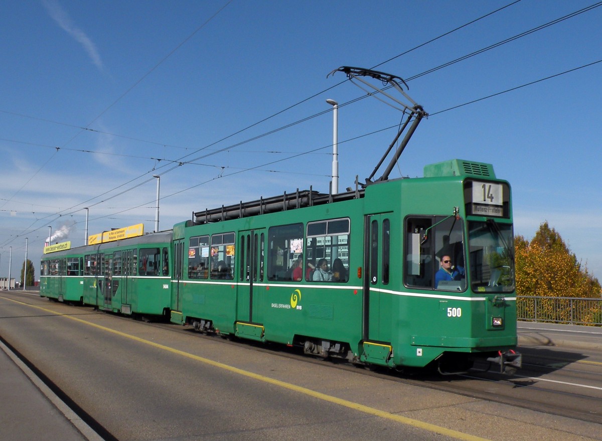 Dreiwagenzug mit dem Be 4/4 500 , dem B 1484 S und dem B 1483 auf der Linie 1 auf der Dreirosenbrcke. Die Aufnahme stammt vom 26.10.2013.