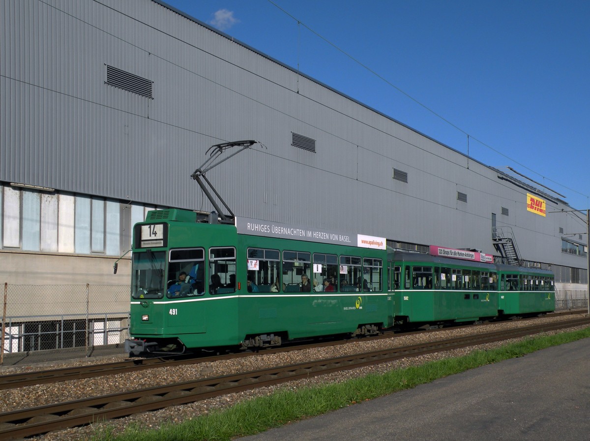 Dreiwagenzug mit dem Be 4/4 194, dem B 1502 S und dem B 1457 kurz nach der Haltestelle Ksteli. Die Aufnahme stammt vom 30.10.2013.