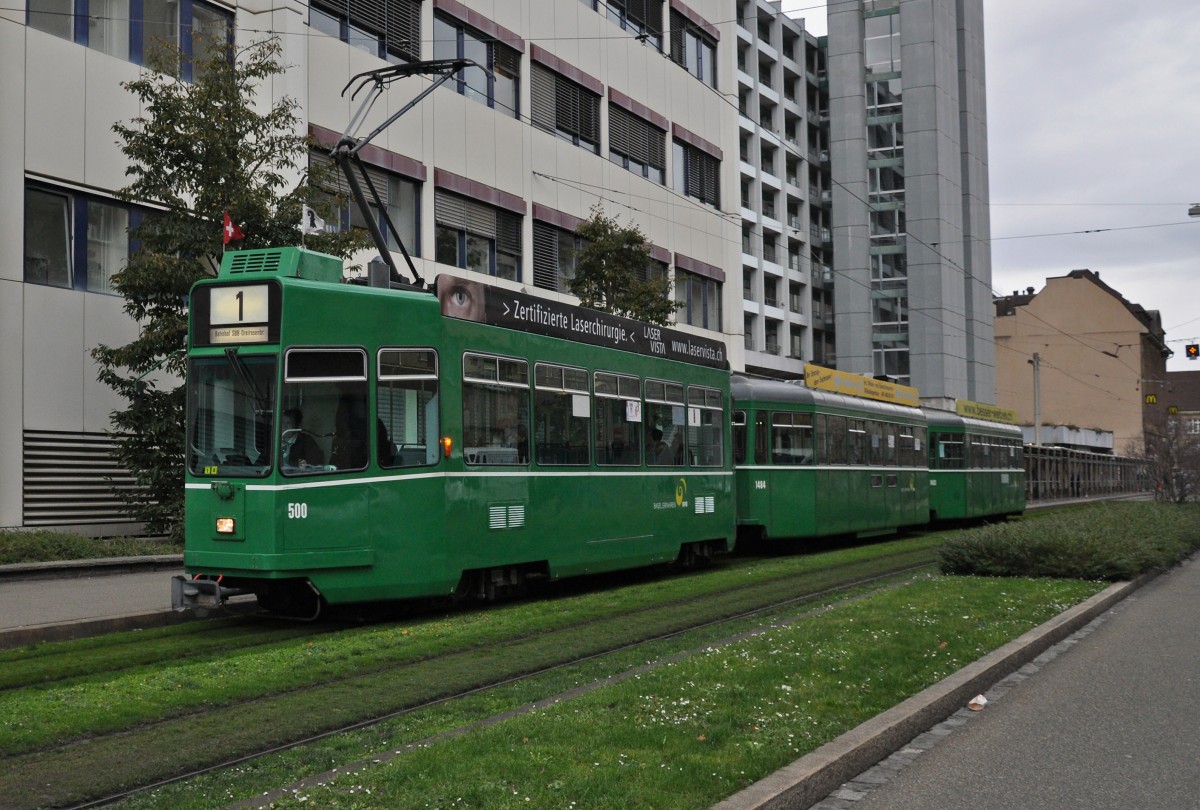 Dreiwagenzug mit dem Be 4/*4 500, dem B 1484S und dem B 1483 kurz vor der Haltestelle Gewerbeschule. Die Aufnahme stammt vom 22.02.2014.