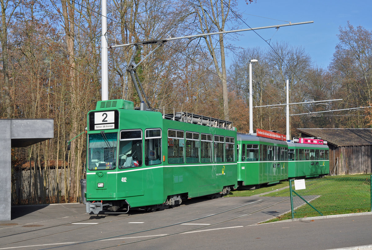 Dreiwagenzug, mit dem Be 4/4 492 und den beiden B4S 1449 und 1469, auf der Linie 2, warten in der Schlaufe beim Eglisee die nächste Abfahrtszeit ab. Die Aufnahme stammt vom 01.12.2016.