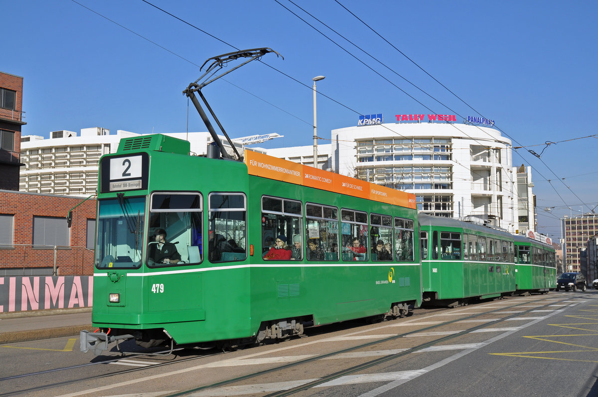 Dreiwagenzug, mit dem Be 4/4 479 und den beiden B4S 1481 und 1489, fahren zur Haltestelle der Linie 2 beim IWB.