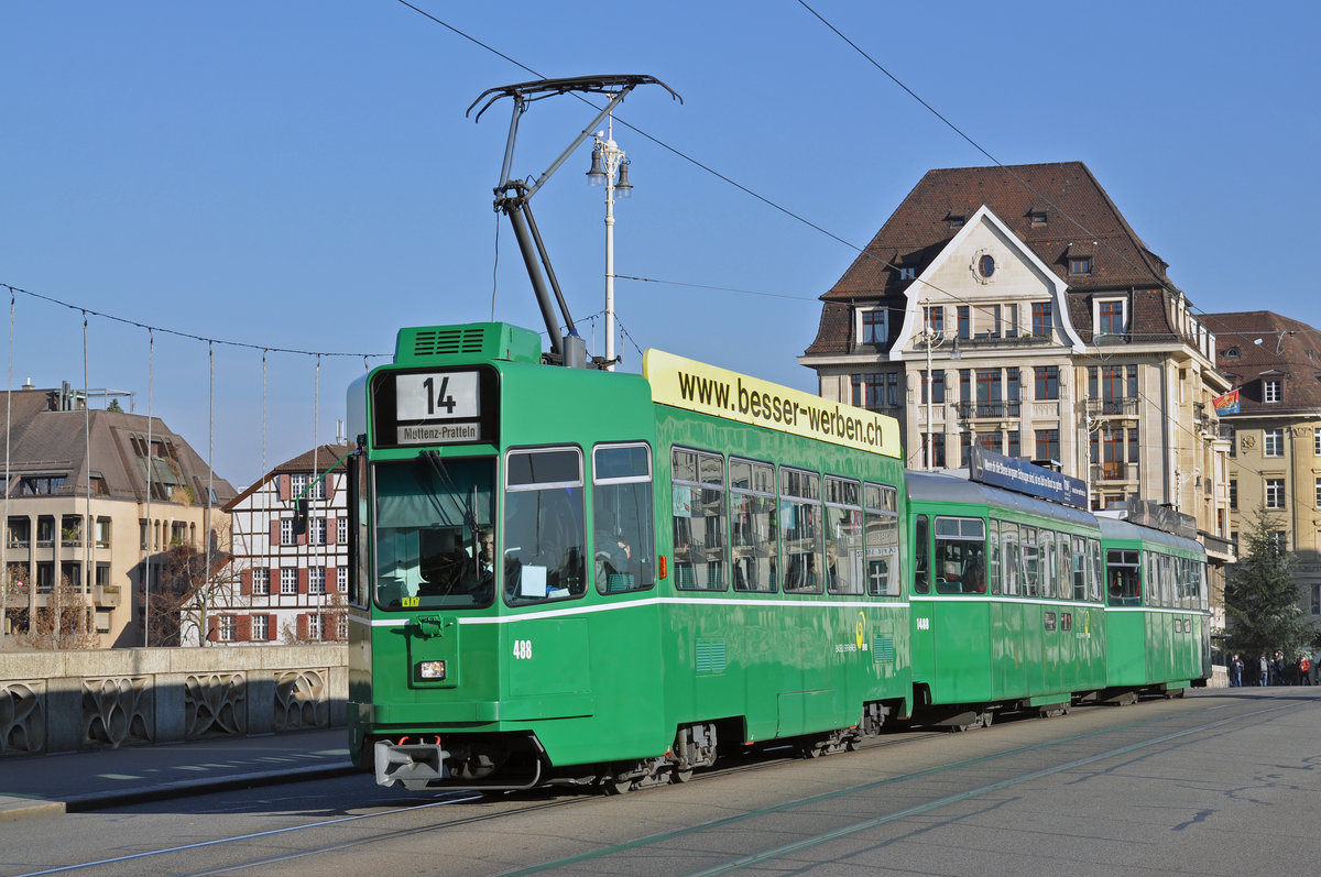 Dreiwagenzug, mit dem Be 4/4 488 an der Spitze überquert die Mittlere Rheinbrücke Richtung Haltestelle Schifflände.