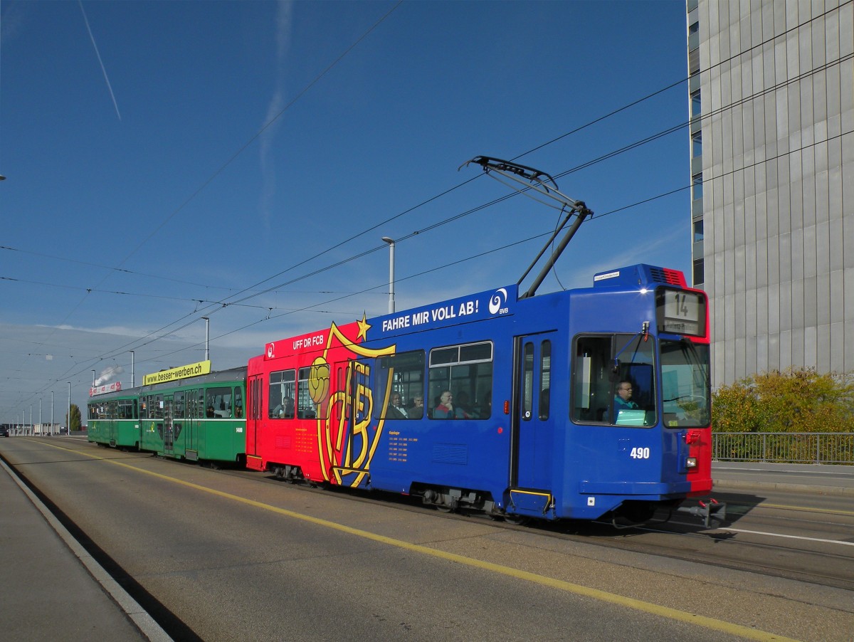 Dreiwagenzug mit dem FC Basel Motorwagen 490 und dem wieder grnen B 1480 S und dem B 1459 berqueren die Dreirosenbrcke. Die Aufnahme stammt vom 26.10.2013.