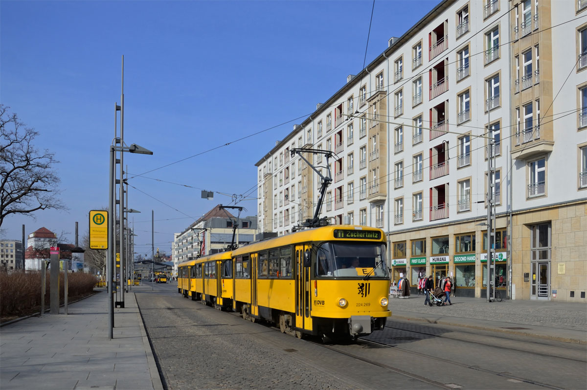 Dresden ČKD Tatra T4D-MTTB4D 224 269 + 224 265 + 224 266 als Linie E11, Postplatz, 25.03.2015