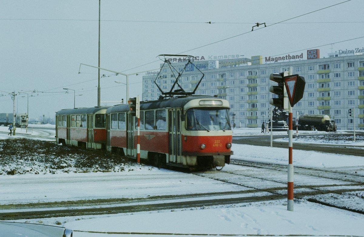 Dresden, 28. Januar 1985: Ein TATRA-Zwei-Wagen-Zug mit Tw 222 416 fährt über den Pirnaischen Platz. Die Reklameschrift auf dem linken Gebäude weist auf Arbeitgeber, Gerät und Material des Fotografen hin.  