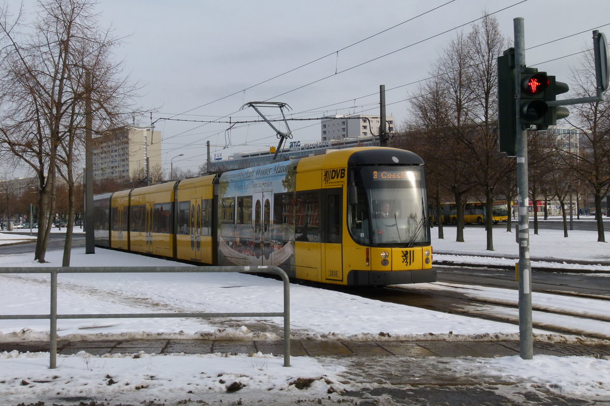 Dresden, 28. Januar 2013: Straßenbahnzug 2838 wartet am Georgplatz sein Signal ab.