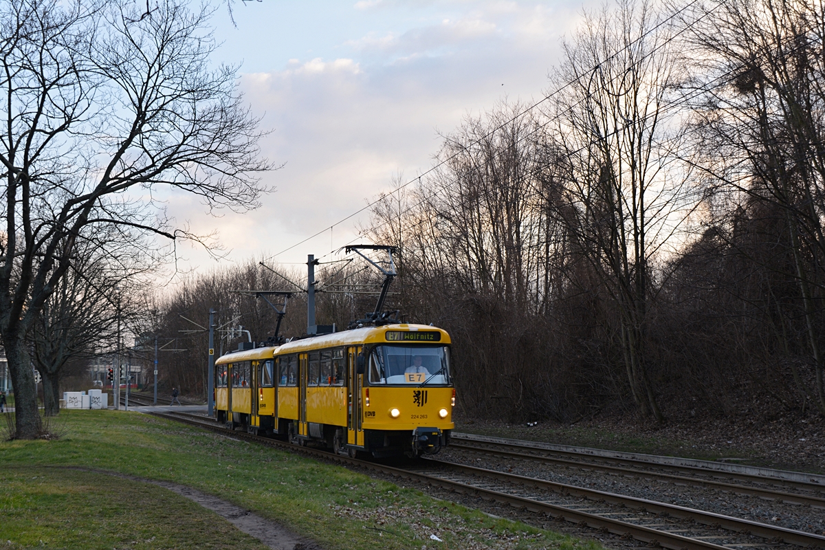 Dresden, Ammonstraße. Tatra T4D-MT-Traktion (Wagen 224 263 + 224 265) als Linie E7 nach Wölfnitz erreicht die Haltestelle S-Bahnhof Freiberger Straße. Die Aufnahme stammt vom 13.02.2018. 