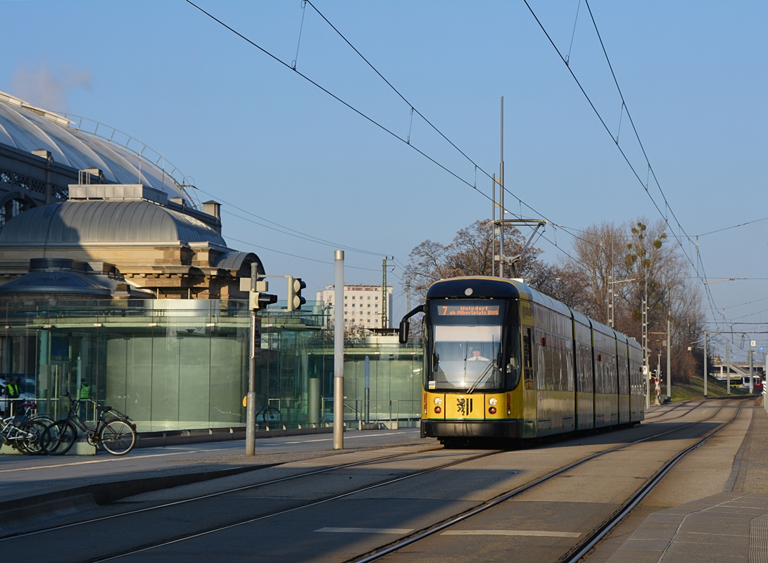 Dresden, Bombardier NGTD12-DD #2811 als Linie 7 erreicht die Haltestelle Hauptbahnhof. Die Aufnahme stammt vom 13.02.2018.