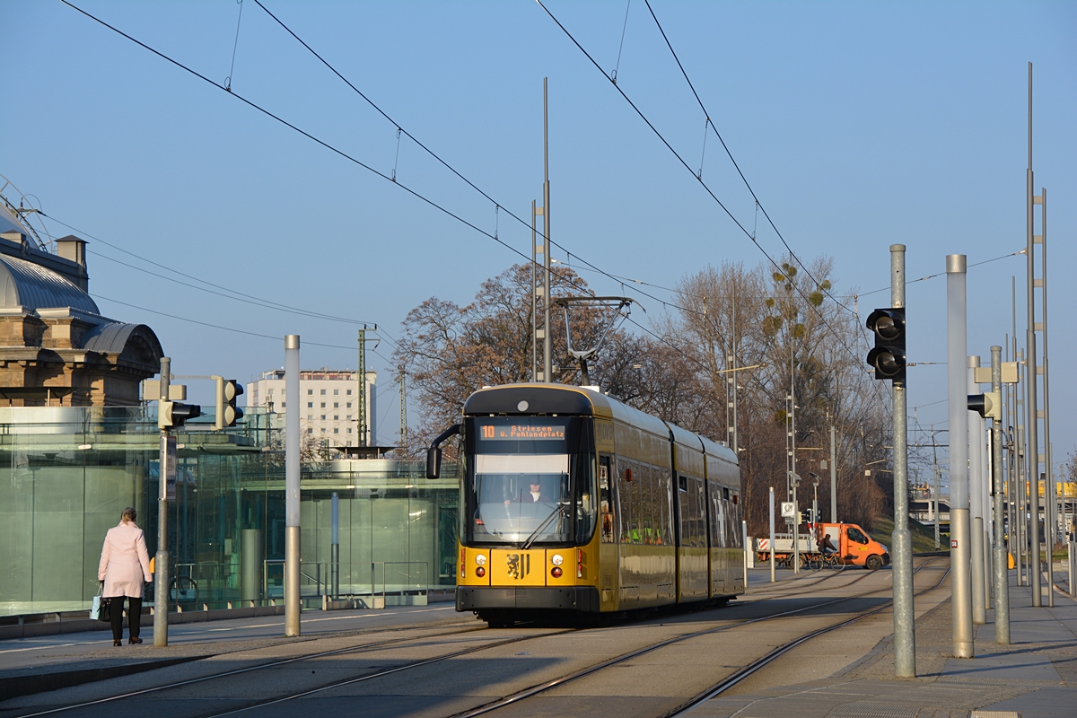 Dresden, Bombardier NGTD8-DD #2618 als Linie 10 erreicht die Haltestelle Hauptbahnhof. Die Aufnahme stammt vom 13.02.2018.