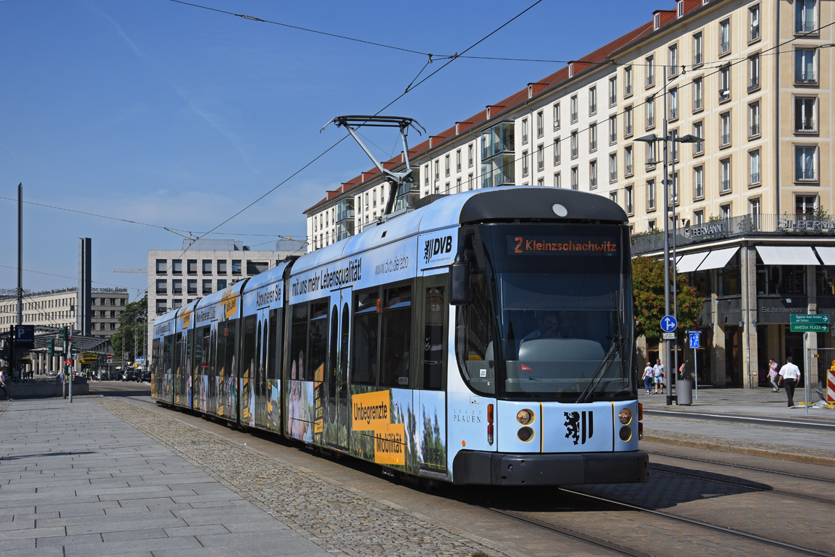 Dresden DVB NGT D12DD 2805 mit einer DVB Eigenwerbung für mehr Lebensgefühl als Linie 2 am Altmarkt, 30.08.2017. 