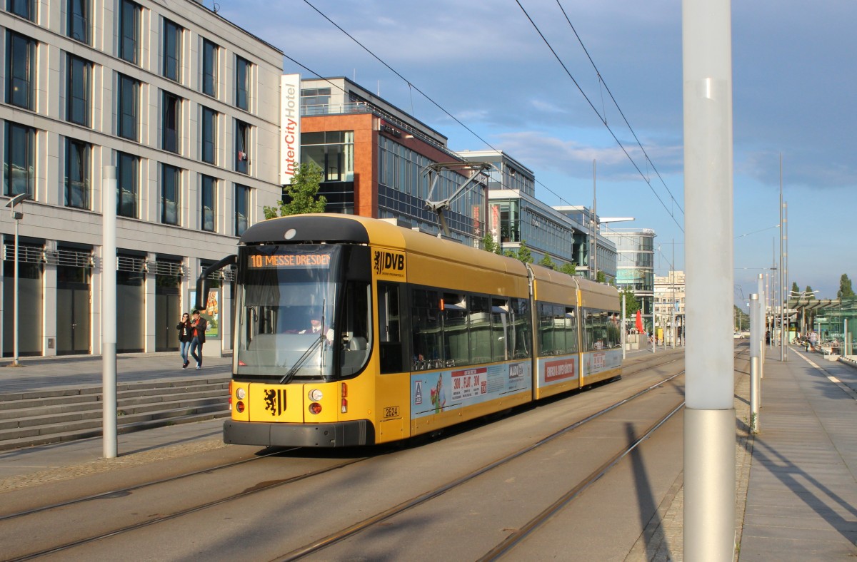 Dresden DVB SL 10 (Bombardier-NGTD8DD 2624) Hauptbahnhof am 12. Juli 2014.