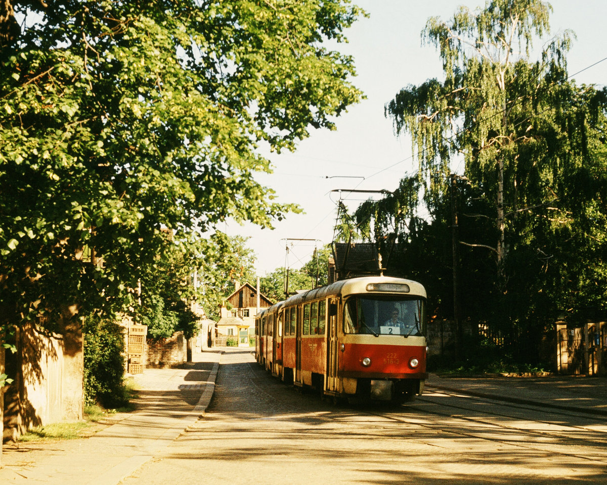 Dresden: Ein TATRA-Drei-Wagen-Zug der Straßenbahn fährt auf der Wehlener Straße in Alttolkewitz stadtwärts. Links befindet sich heute eine Gaststätte mit Hotel und elbnahem Biergarten. Rechts war damals in grüner Umgebung ein bereits in den 50er Jahren eröffneter Betriebs-Kindergarten der Verkehrsbetriebe. Hier konnten die Kinder der Betriebsangehörigen rund um die Uhr, entsprechend den Dienstzeiten der Eltern, betreut werden. 