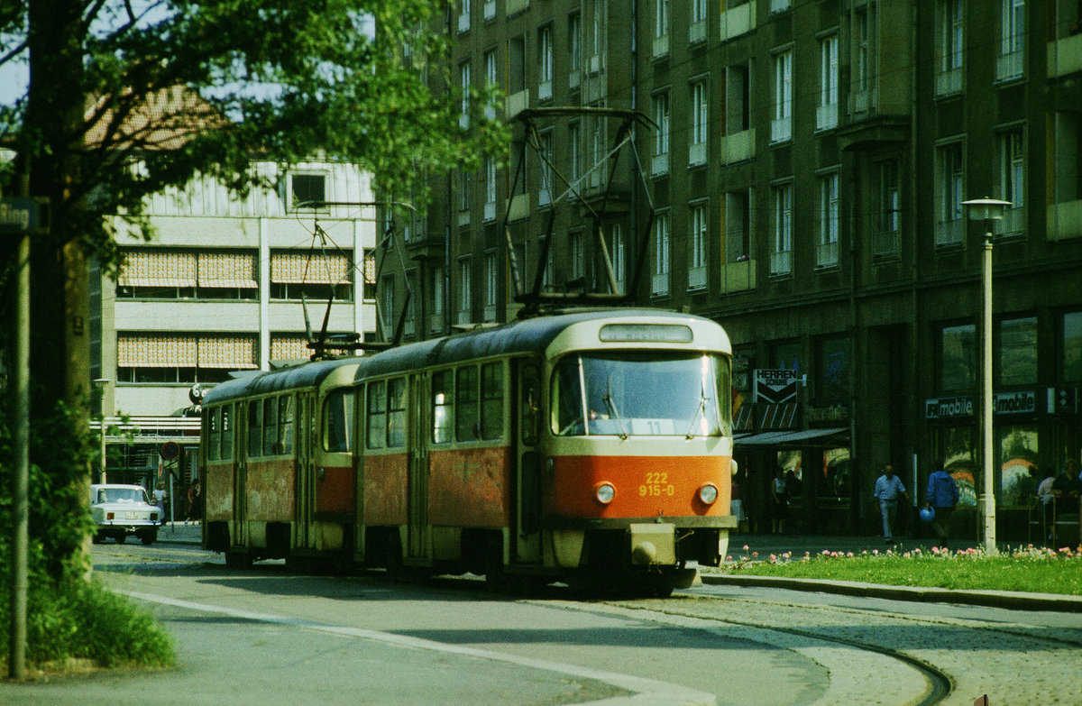 Dresden: Ein TATRA-Zwei-Wagen-Zug der Straßenbahnlinie 11 wendet am Postplatz/Wallstraße. Diese Wendestelle wurde meist bei Linienabkürzungen wegen Bauarbeiten genutzt. Das genaue Datum der Aufnahme ist mir nicht bekannt, es könnte im Sommer 1985 gewesen sein.