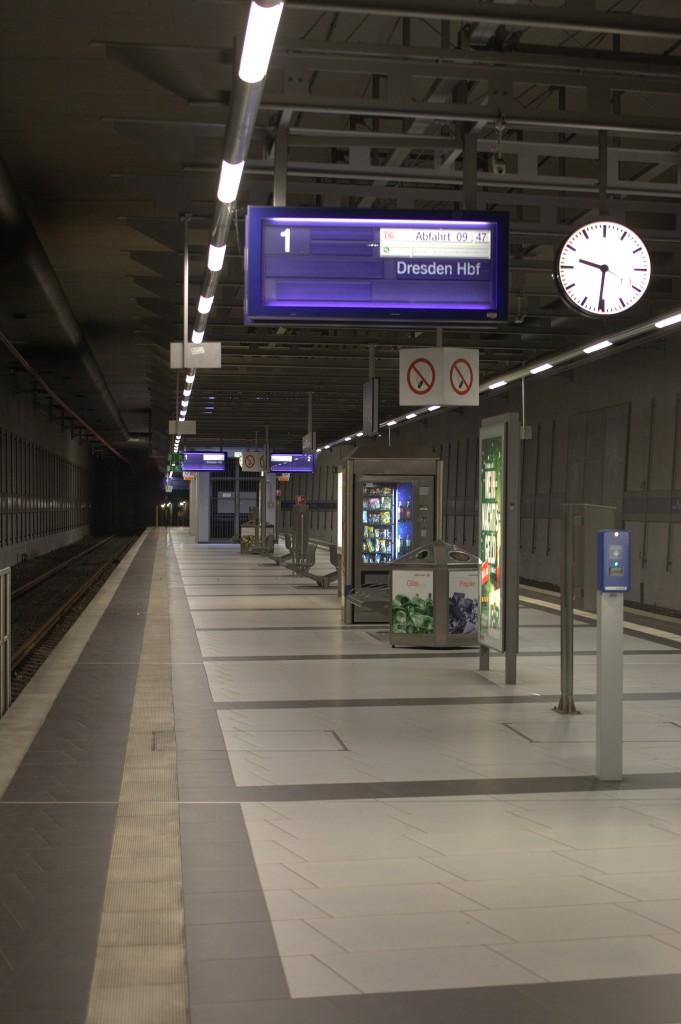 Dresden Flughafen heit der Bahnhof, Dresden International heit der Flughafen.
Am 06.10.2013 09:33 Uhr sprt man das  internationale Flair .